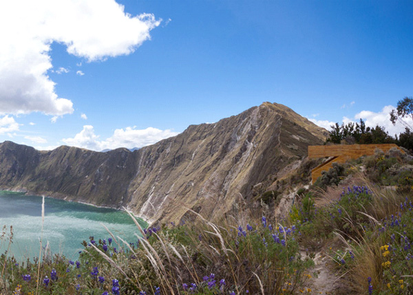 Plataforma de Observação Sobre Lago de Cratera Vulcânica nos Andes Equatorianos