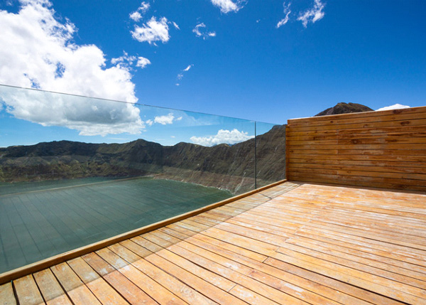 Plataforma de Observação Sobre Lago de Cratera Vulcânica nos Andes Equatorianos