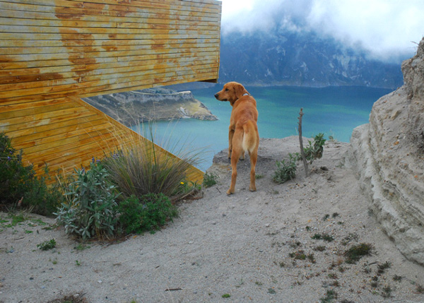 Plataforma de Observação Sobre Lago de Cratera Vulcânica nos Andes Equatorianos