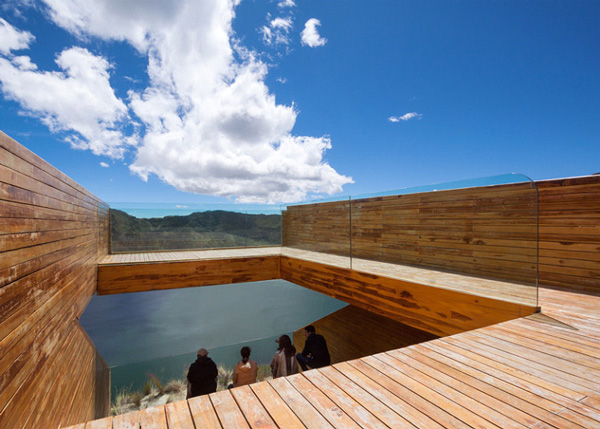 Plataforma de Observação Sobre Lago de Cratera Vulcânica nos Andes Equatorianos