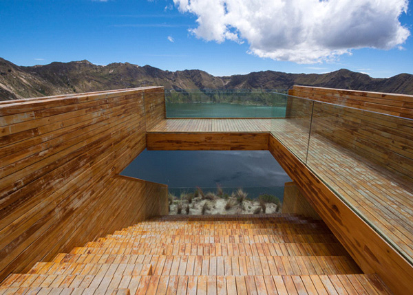 Plataforma de Observação Sobre Lago de Cratera Vulcânica nos Andes Equatorianos