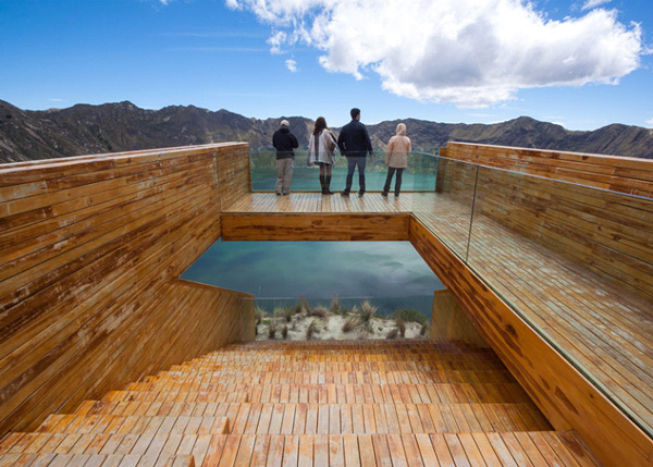 Plataforma de Observação Sobre Lago de Cratera Vulcânica nos Andes Equatorianos