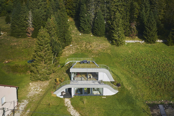 Casa que se funde com paisagem da colina francesa