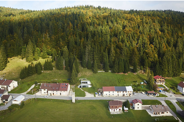 Casas escondida numa colina